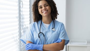 Blouse médicale pour infirmière : conjuguer confort, hygiène et liberté de mouvement